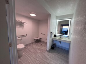 Room, 1 Queen Bed, Roll-in Shower | Desk, free WiFi, bed sheets, alarm clocks - Best Nights Hotel (Fond du Lac)