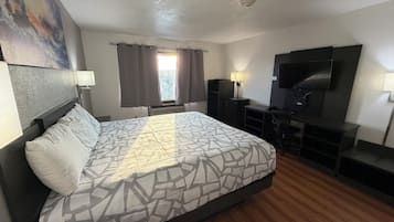 Escritorio, wifi gratis, ropa de cama y despertador