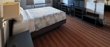 Een bureau, gratis wifi, beddengoed, een wekker