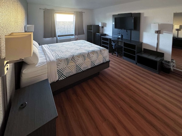 Desk, free WiFi, bed sheets, alarm clocks - Motel 6 Fond Du Lac, WI (Fond du Lac)