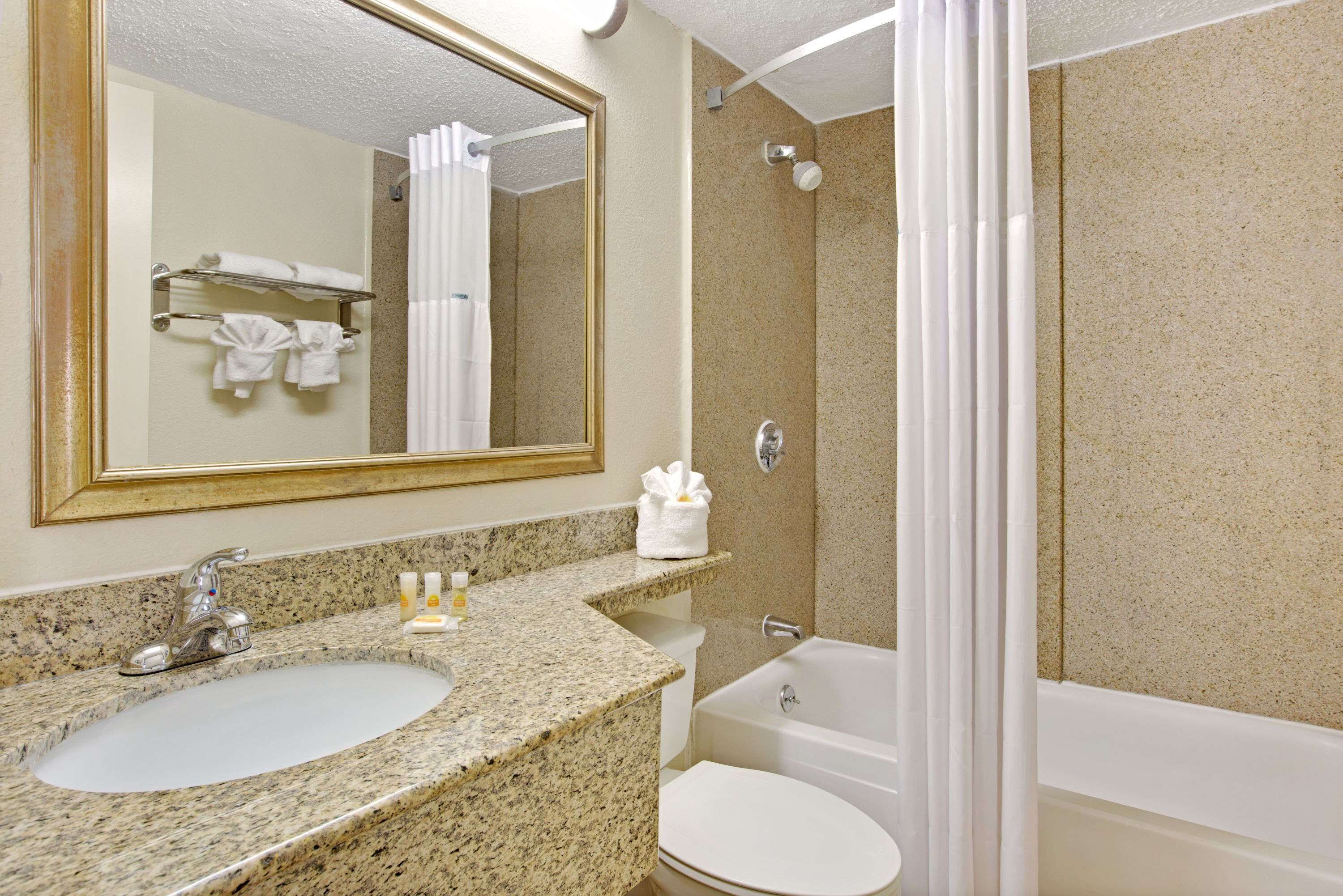 Combined shower/tub, hair dryer, towels