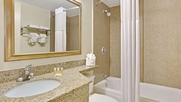 Combined shower/tub, hair dryer, towels