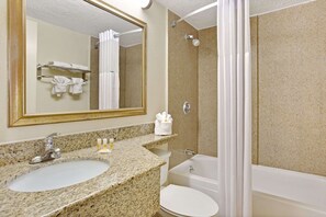 Combined shower/tub, hair dryer, towels
