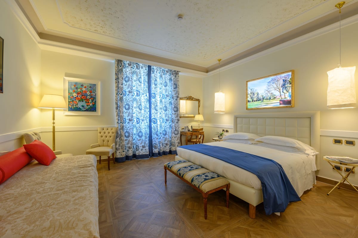 Quadruple Room | Peralatan tempat tidur premium, gebar bulu kapas, bar mini