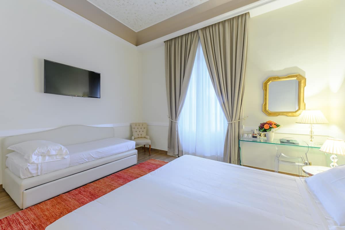 Triple Room | Peralatan tempat tidur premium, gebar bulu kapas, bar mini