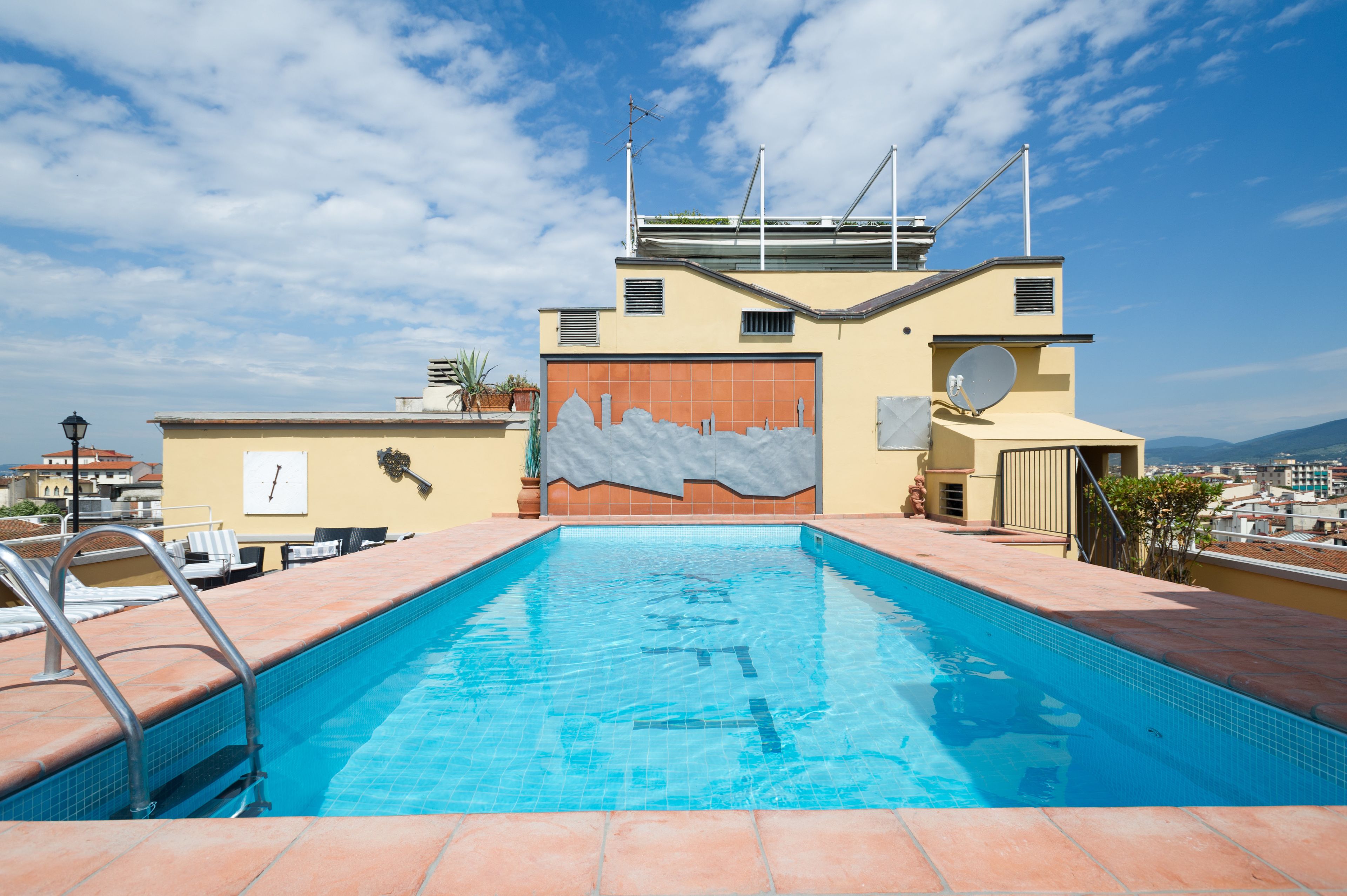 室外游泳池，09:00 至 20:30 开放，池畔遮阳伞，日光浴躺椅