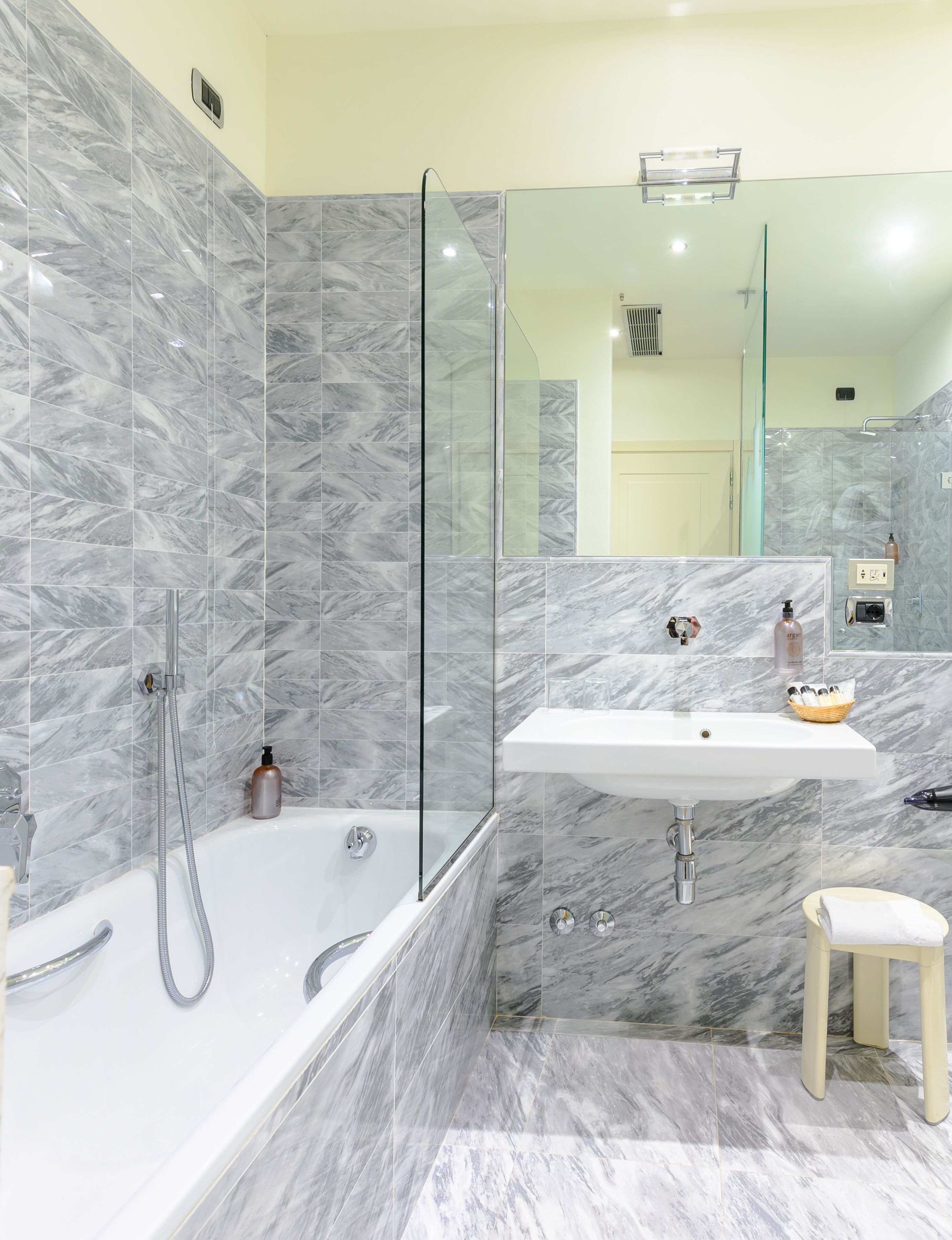 triple room | bathroom | combined shower/bathtub, free toiletries, hair dryer, bidet