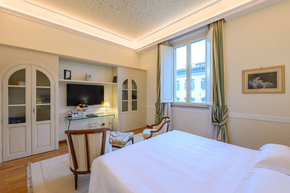 Superior Double Room | Peralatan tempat tidur premium, gebar bulu kapas, bar mini