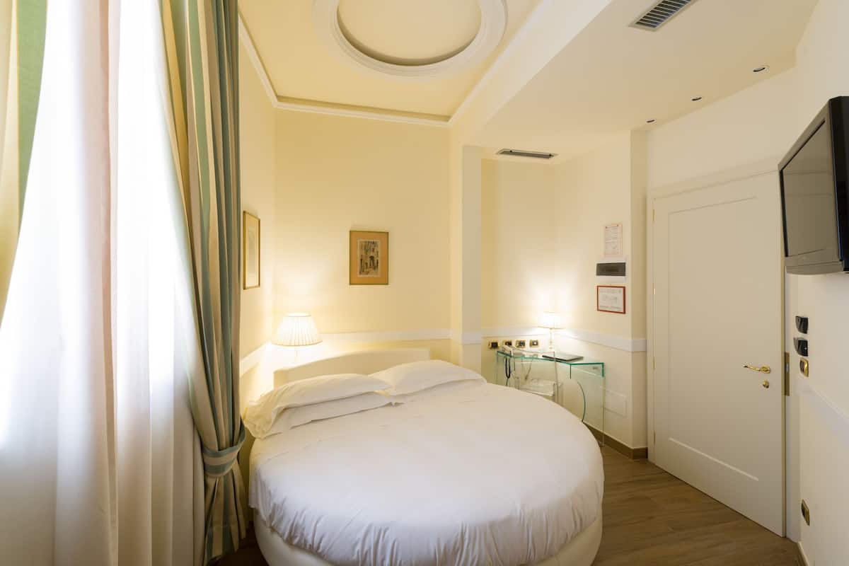 Single Room | Peralatan tempat tidur premium, gebar bulu kapas, bar mini
