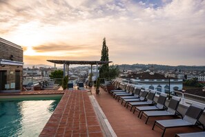 Piscine extérieure, parasols de plage, chaises longues