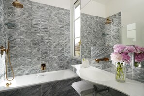 Combined shower/bathtub, free toiletries, hair dryer, bidet