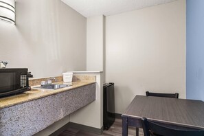 Habitació estàndard, 2 llits de matrimoni, no fumadors | Caixa forta a l'habitació i escriptori 