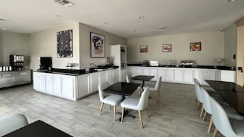 Desayuno de autoservicio incluido todos los días