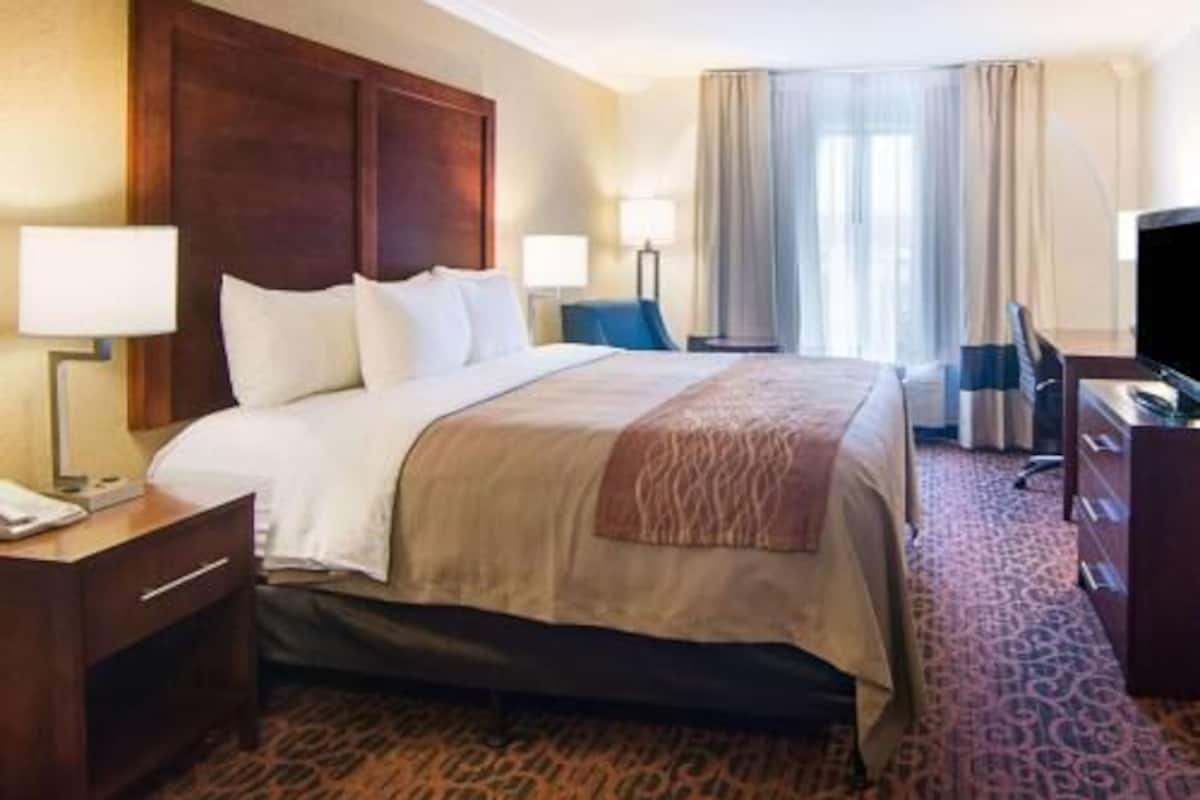 Premium bedding, pillowtop beds, in-room safe, desk