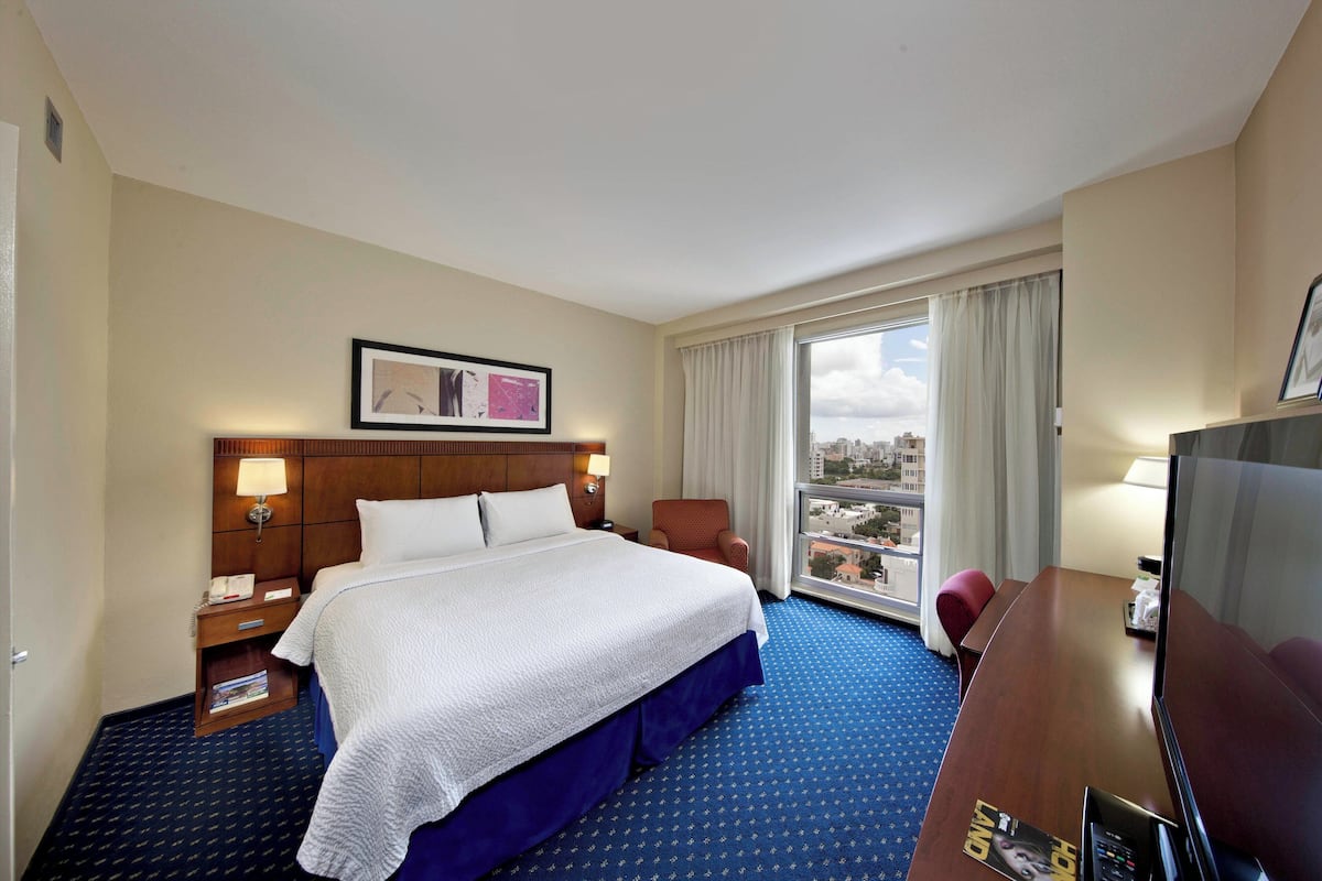 Room, 1 King Bed, Non Smoking | 1 bedroom, in-room safe, desk, blackout drapes