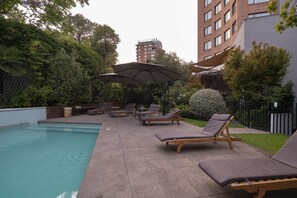 Seasonal outdoor pool, open 10:00 AM to 8:00 PM, pool umbrellas - Hotel Director Vitacura (Santiago)