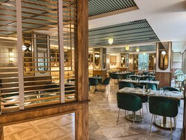 Der serveres frokost, aftensmad og internationale retter