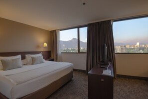  Standard Doble con vista a la cordillera | Minibar, in-room safe, desk, iron/ironing board