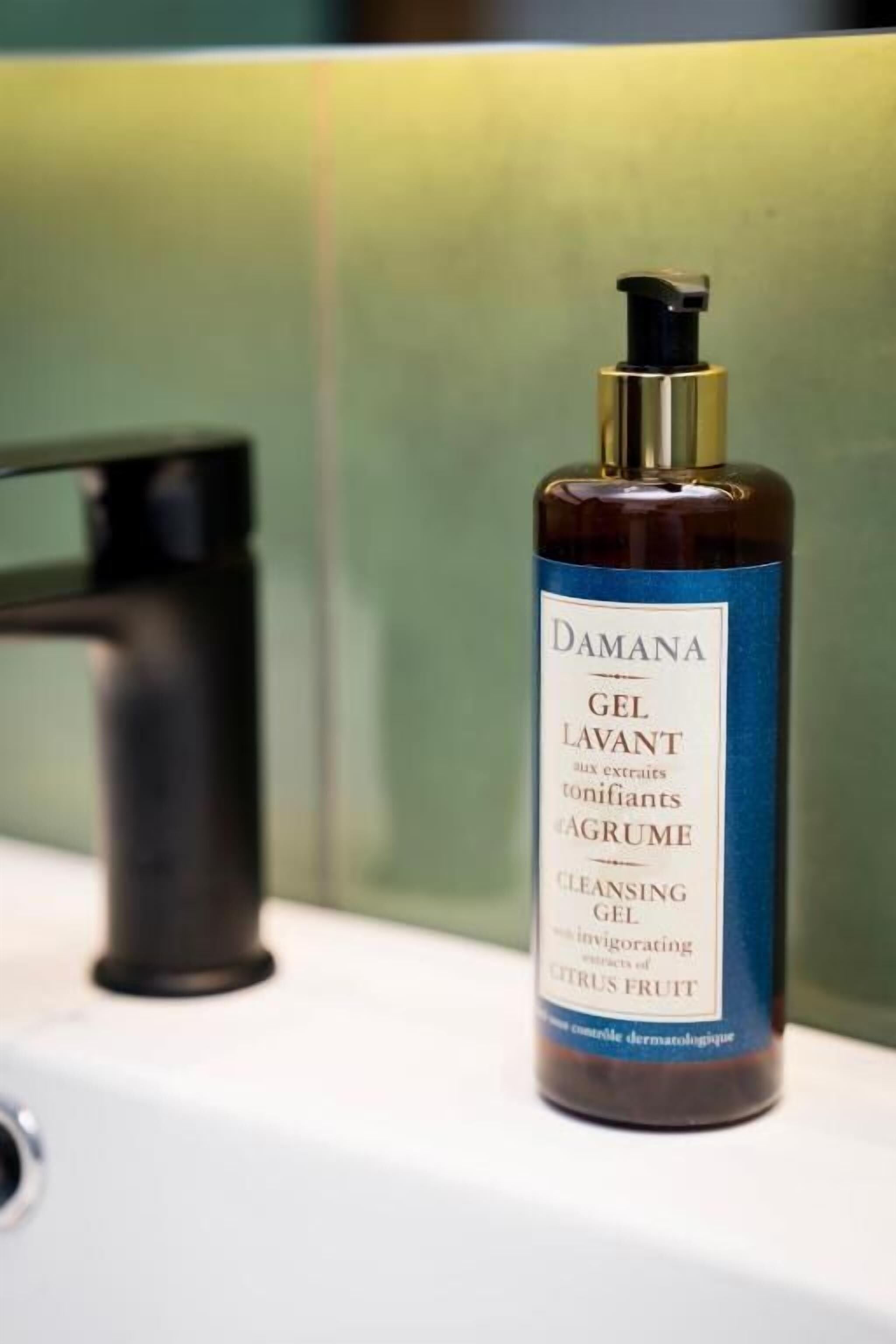 Une bouteille de gel nettoyant Damana sur le comptoir d’une salle de bain.