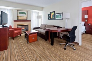 Suite, 2 soverom, peis | Skrivebord, blendingsgardiner, strykejern/-brett og wi-fi (inkludert)