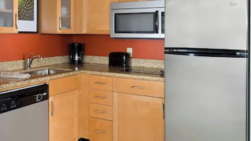 Fridge, microwave, stovetop, dishwasher