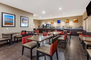 Free buffet breakfast - Comfort Inn & Suites Alameda at Albuquerque Balloon Fiesta Park (Albuquerque)