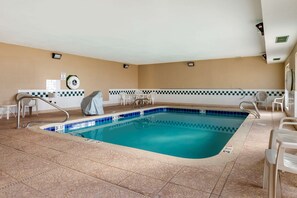 Piscina interna, espreguiçadeiras