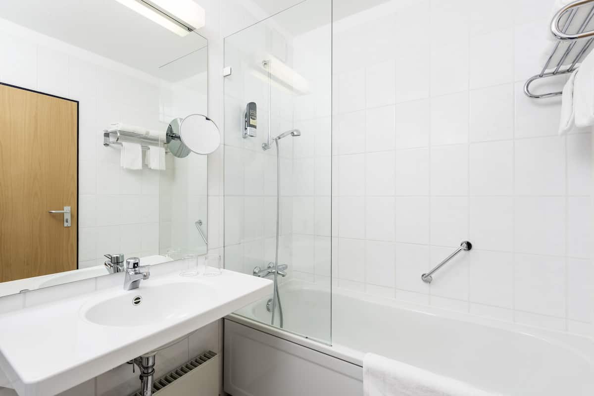 twin room | bathroom | deep-soaking bathtub, free toiletries, hair dryer, towels
