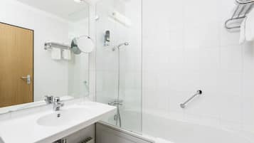 Habitación con 2 camas individuales | Baño | Tina profunda, amenidades de baño gratuitas, secadora de cabello