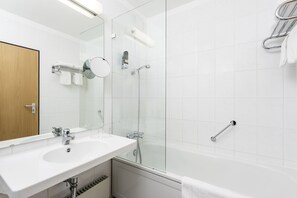 Camera con 2 letti singoli | Bagno | Vasca da bagno a immersione totale, set di cortesia gratuito