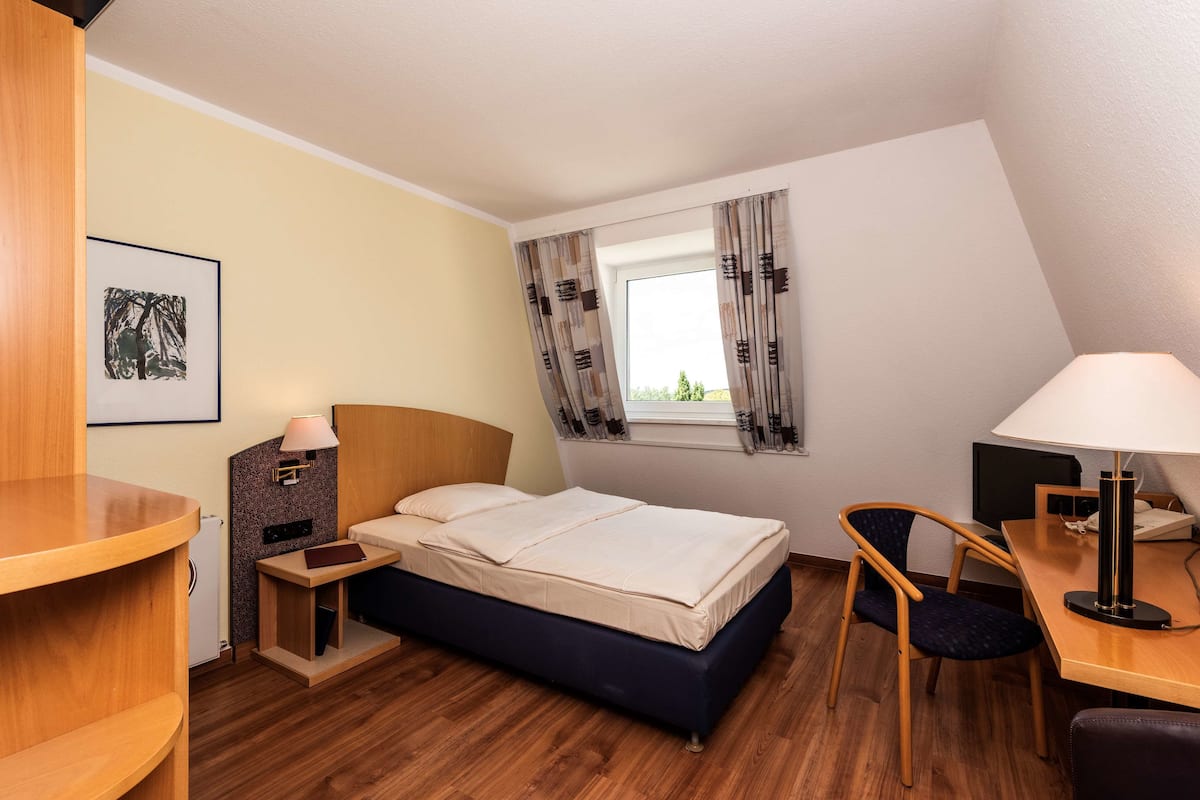 Quarto solteiro | Roupas de cama antialérgicas, frigobar, cofres nos quartos, escrivaninha