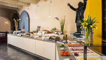 Daily buffet breakfast (EUR 18.5 per person)