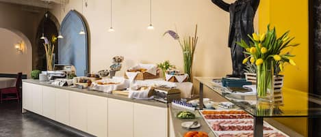 Petit déjeuner buffet (18.5 EUR par personne)