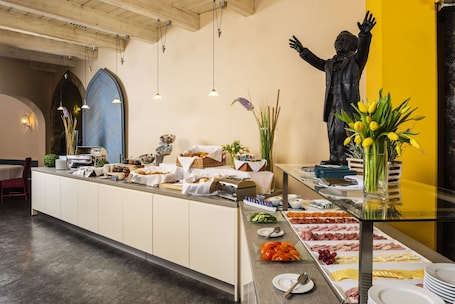 Desayuno buffet diario (EUR 18.5 por persona)