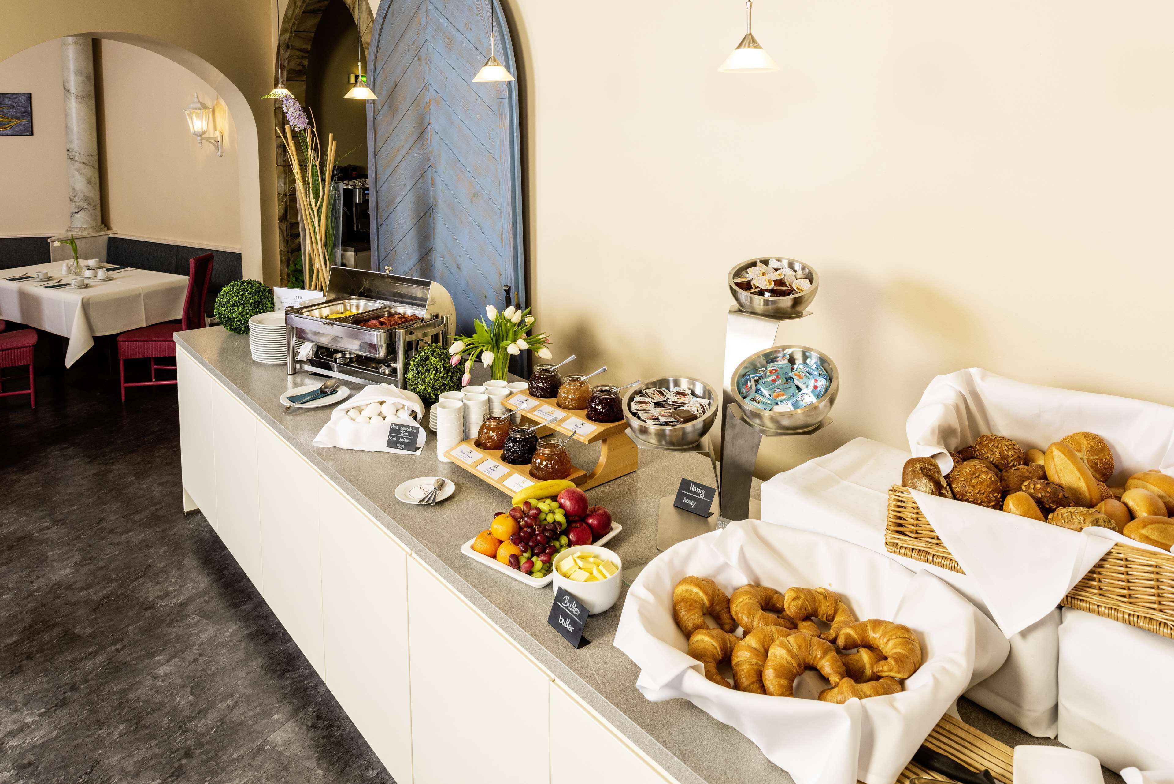 Petit déjeuner buffet (18.5 EUR par personne)