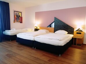Standard-Dreibettzimmer | Allergikerbettwaren, Minibar, Zimmersafe, Schreibtisch
