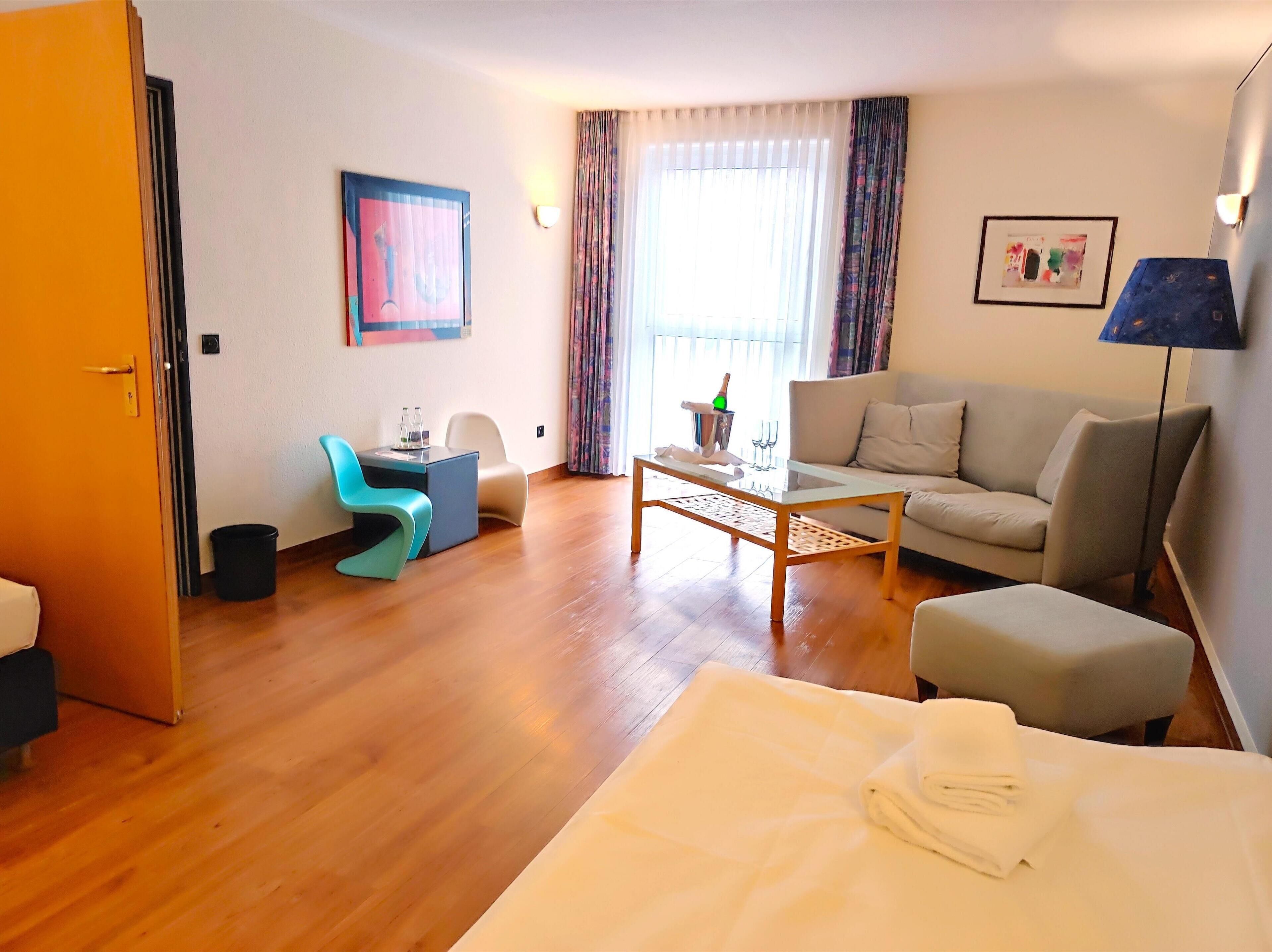 標準三人房 | 高級寢具、迷你吧、客房內保險箱、書桌