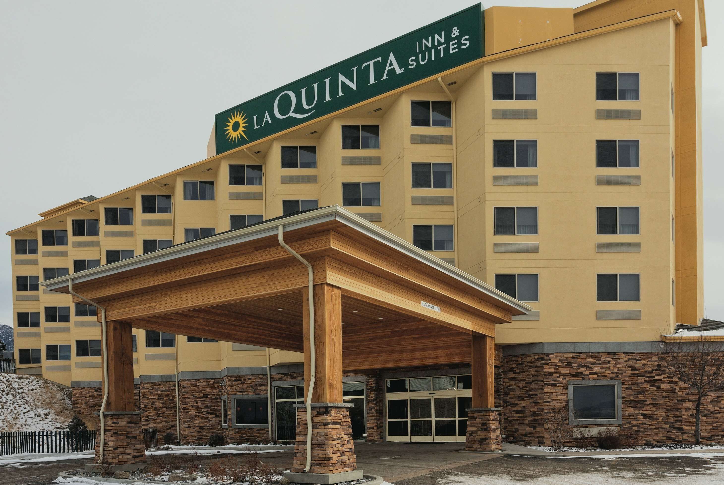 Edificio di una La Quinta Inn & Suites con ingresso coperto, numerose finestre e facciata in mattoni.