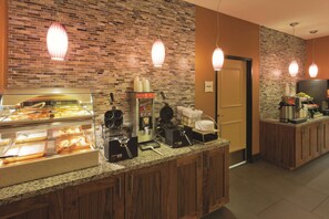 Café da manhã com buffet grátis todos os dias