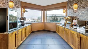 Una cucina moderna con mobili in legno, piani di lavoro in granito e ampie finestre con vista sulla città.
