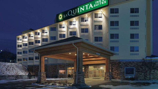Edificio di una La Quinta Inn & Suites con ingresso coperto, facciata in pietra e numerose finestre.