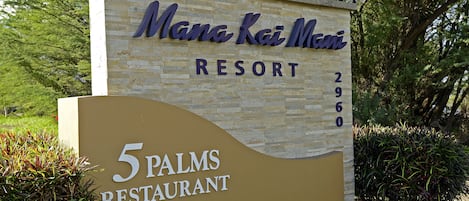 A sign for Mana Kai Mana Resort and 5 Palms Restaurant.