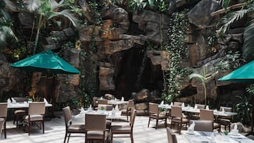 Aperto a colazione, cucina internazionale, con vista sul giardino