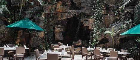 Ofereix vistes al jardí i s'hi serveixen esmorzars, dinars i sopars