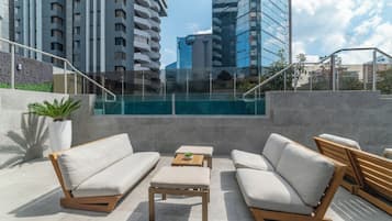 Kolam renang outdoor, dengan payung kolam renang dan kursi berjemur
