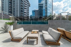 야외 수영장, 10:00 ~ 18:00 오픈, 수영장 파라솔, 일광욕 의자