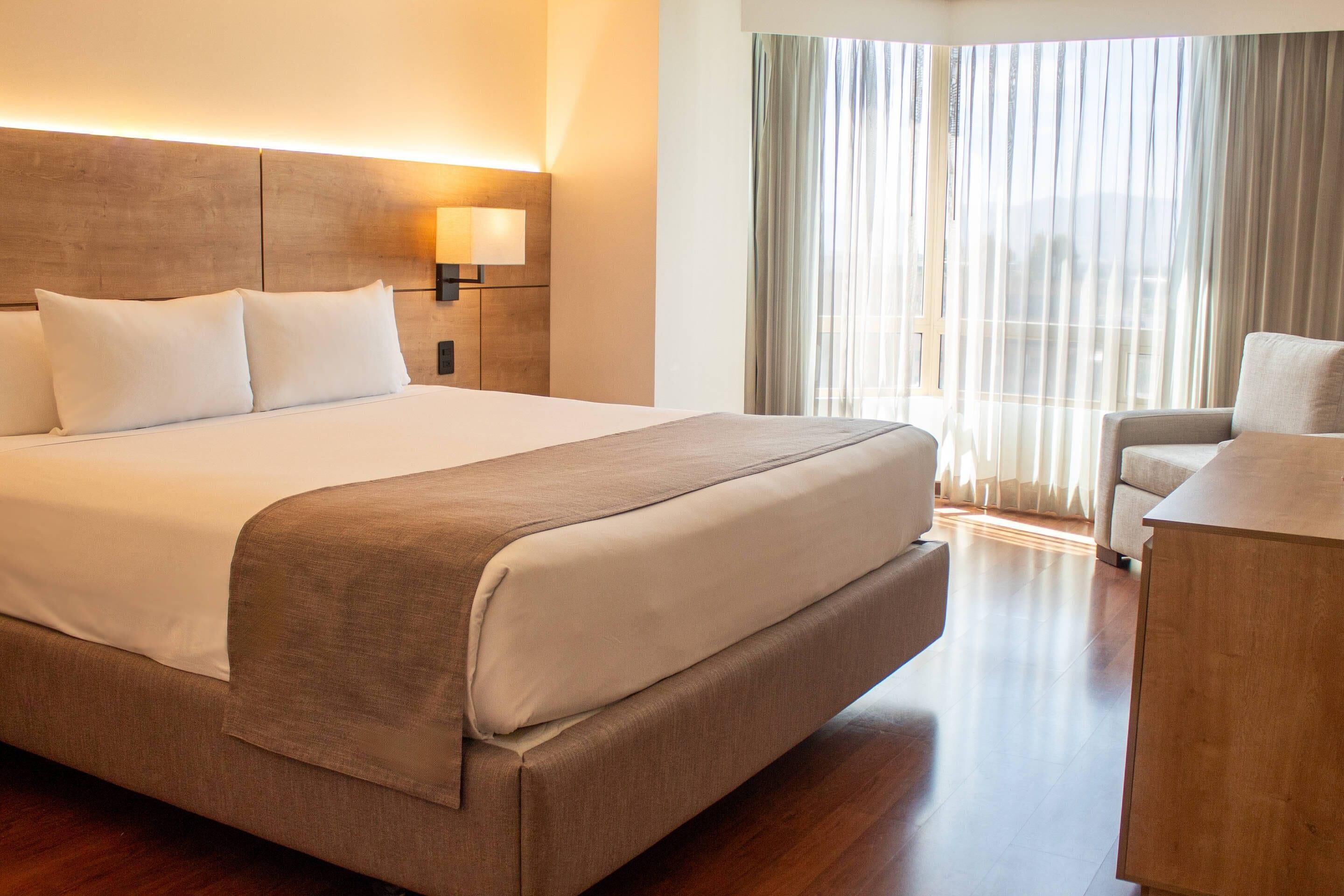 Suite, 1 King-Bett, Nichtraucher (Upgrade) | 1 Schlafzimmer, Pillowtop-Betten, Zimmersafe, Schreibtisch