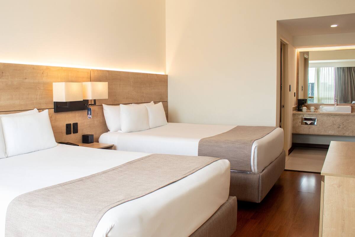 Suite Deluxe, 2 camas de matrimonio, no fumadores (Upgrade) | 1 dormitorio, colchones con acolchado adicional, caja fuerte