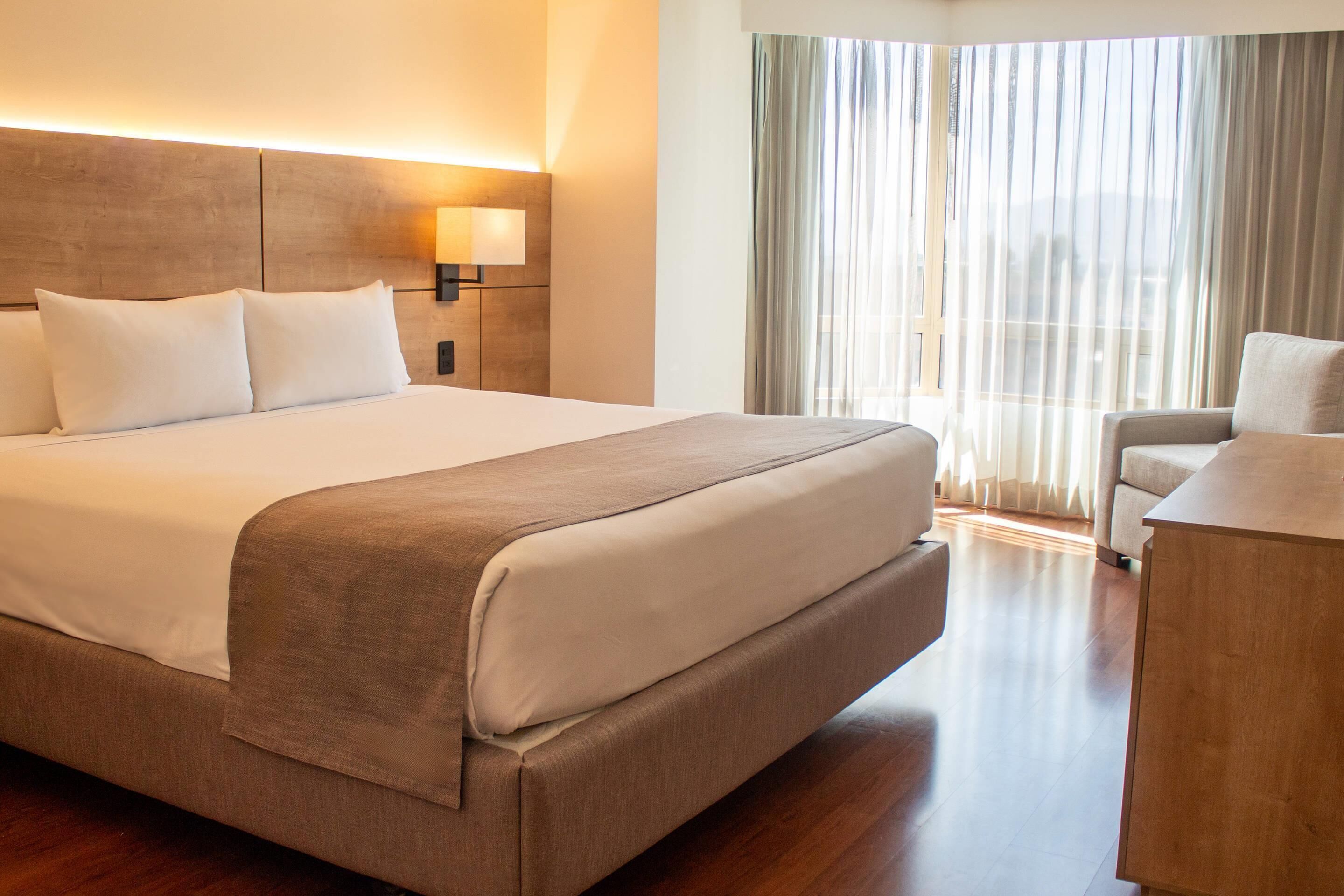 Suite, 1 King-Bett, Nichtraucher (Upgrade) | 1 Schlafzimmer, Pillowtop-Betten, Zimmersafe, Schreibtisch