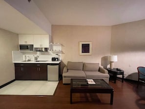 Kamer, meerdere bedden, niet-roken (Upgrade) | Privékeuken | Een koffiezetapparaat/waterkoker